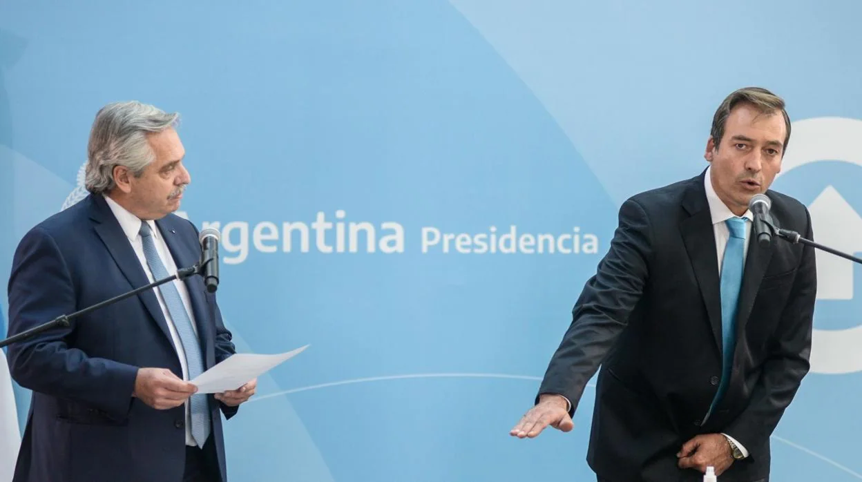 Martín Soria mientras jura como nuevo ministro de Justicia ante el presidente de Argentina, Alberto Fernández