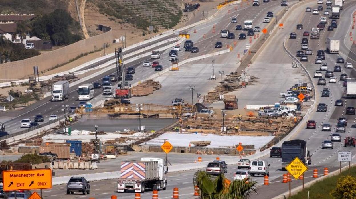 Obras en una autopista de Encinitas (California)