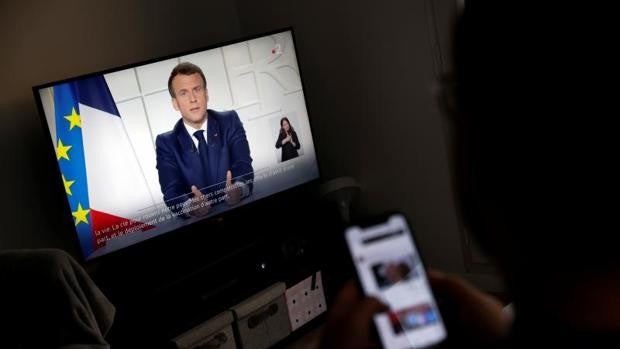 Macron decreta confinamiento parcial y cierra las escuelas y los comercios no esenciales