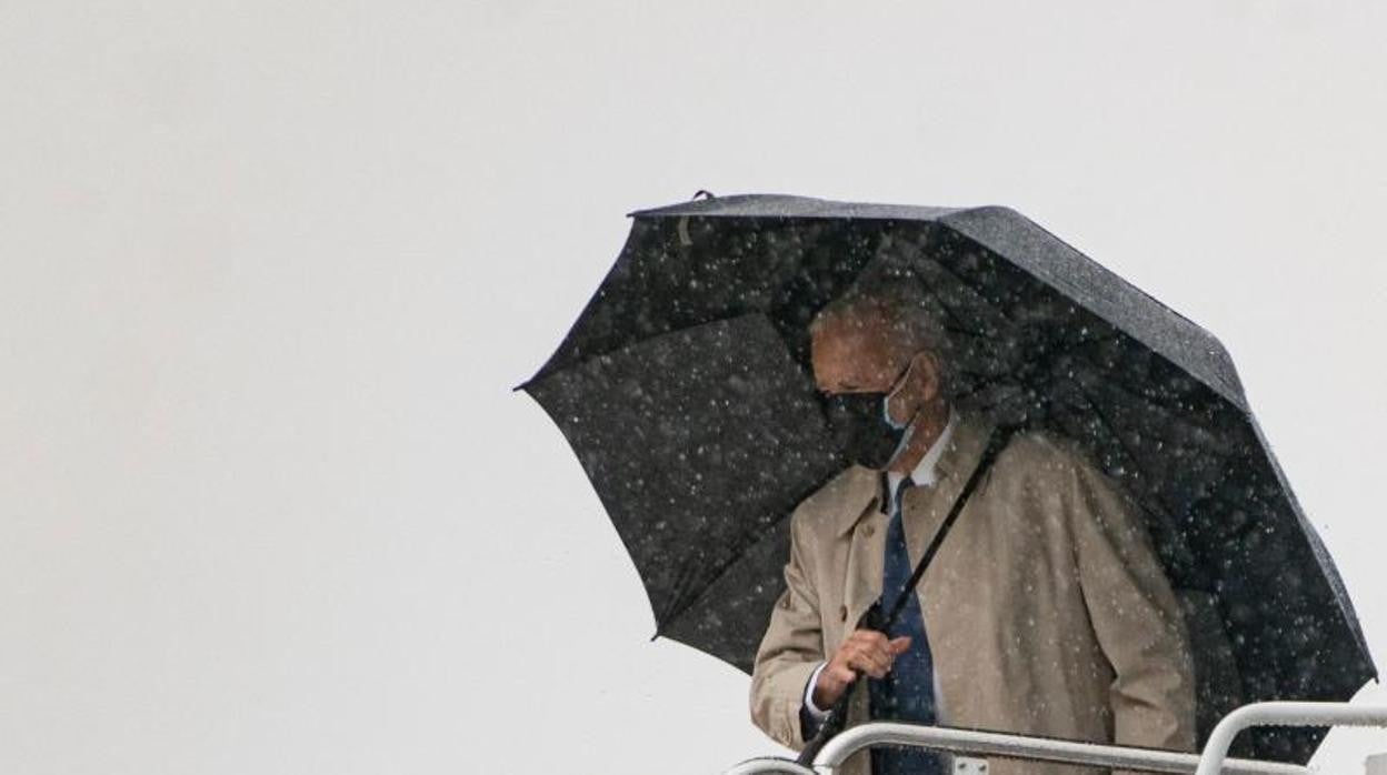 Joe Biden se protege de la lluvia al acceder al Air Force One en la base de Andrews (Maryland)