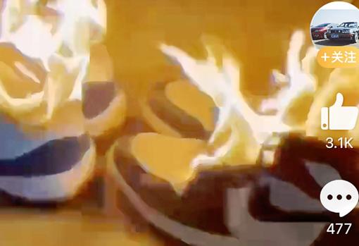 Un par de zapatillas de Nike ardiendo como señal de rechazo a la marcha estadounidense