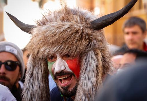 Uno de los participantes en las protestas en Roma contra las restricciones por el Covid