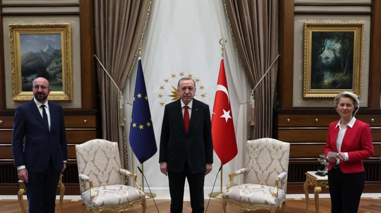 Erdogan arrincona a la presidenta Von der Leyen en plena visita oficial a Turquía