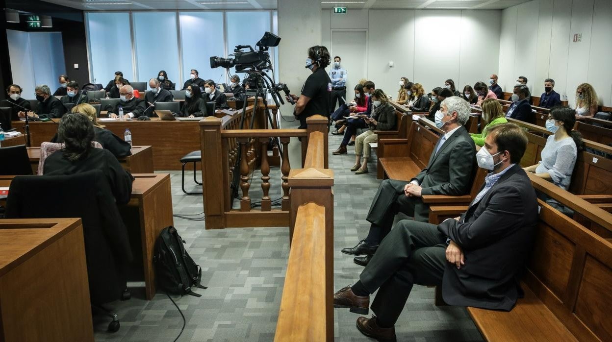 El ex primer ministro, José Socrates (centro-derecha, con el pelo blanco) escucha la decisión del tribunal, en Lisboa