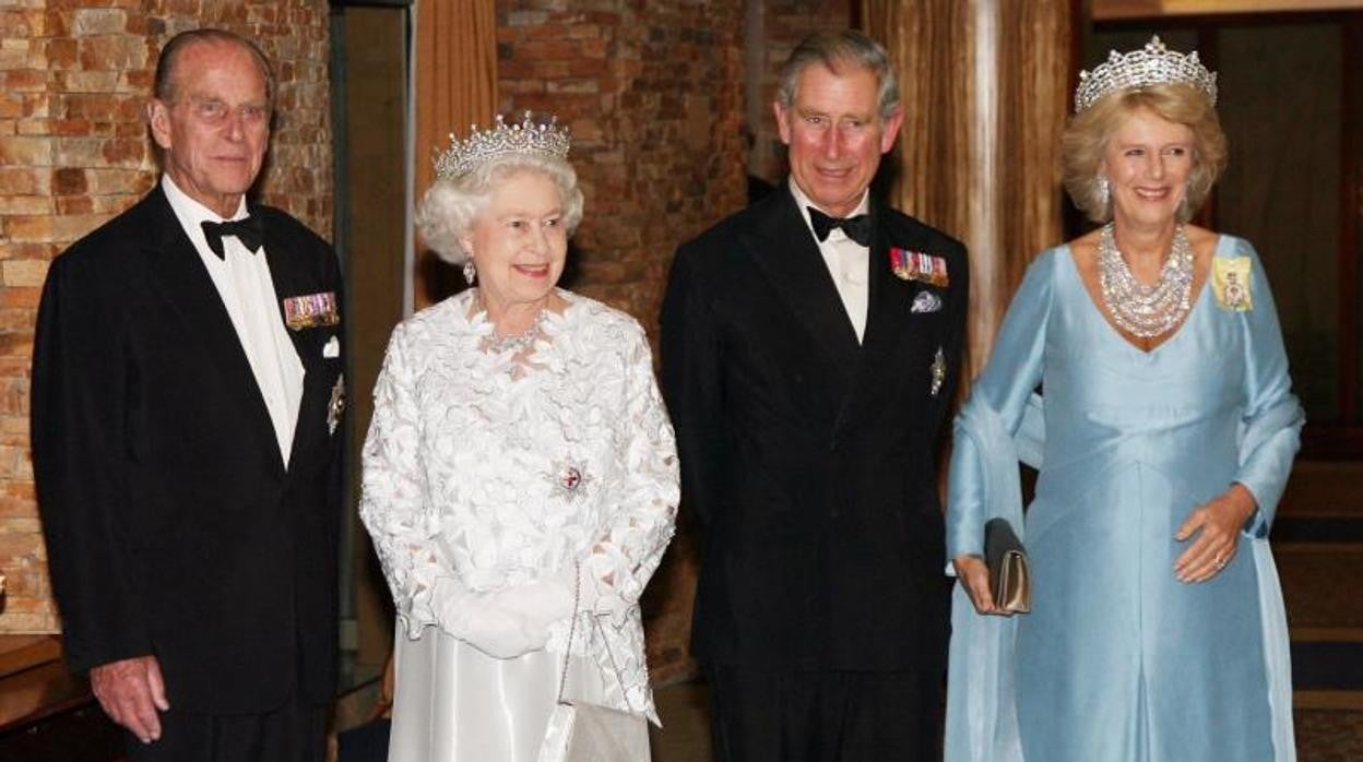 La Reina Isabel y Felipe de Edimburgo, con el Príncipe Carlos y su esposa Camila, en una imagen de 2007