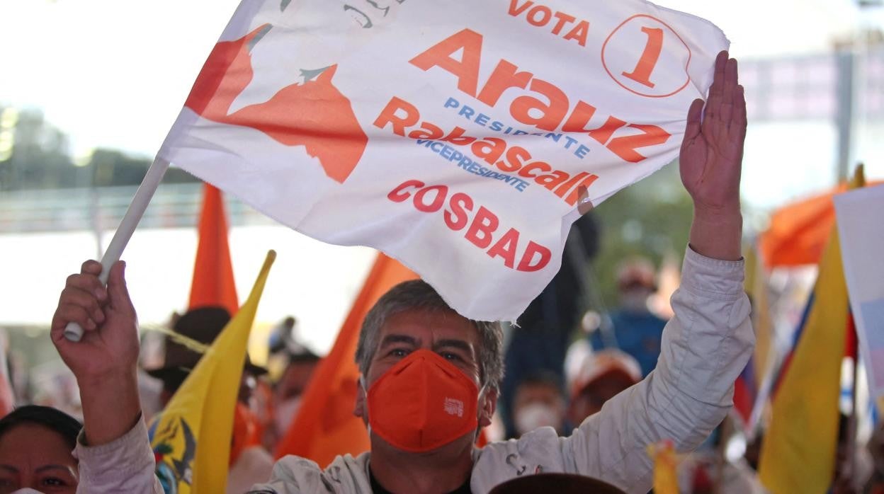 Un seguidor de Arauz sostiene una bandera del partido en su apoyo
