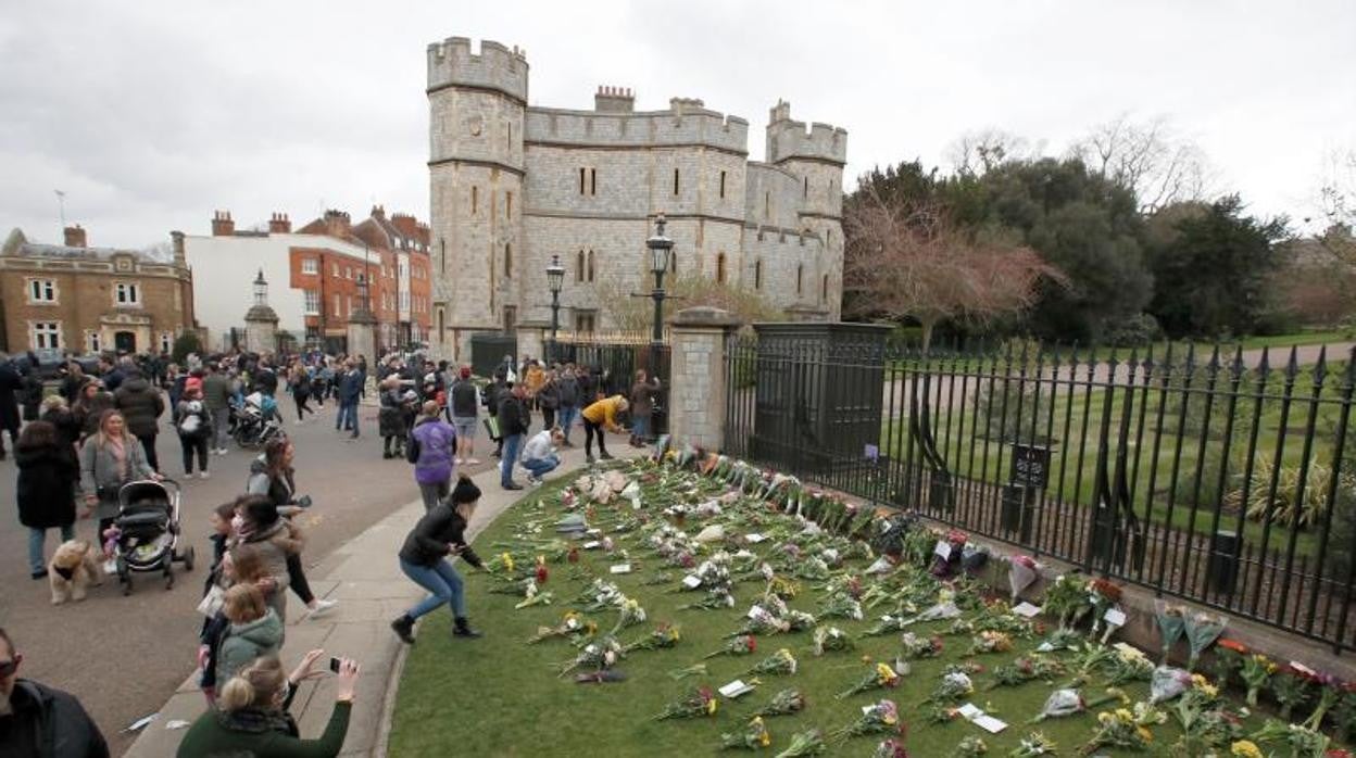 Varios ciudadanos rinden tributo a Felipe de Edimburgo ante el castillo de Windsor