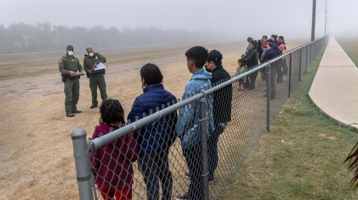 Menores no acompañados y familias son separados en grupos a la espera de los trámites por una patrulla fronteriza de Estados Unidos en La Joya (Texas)