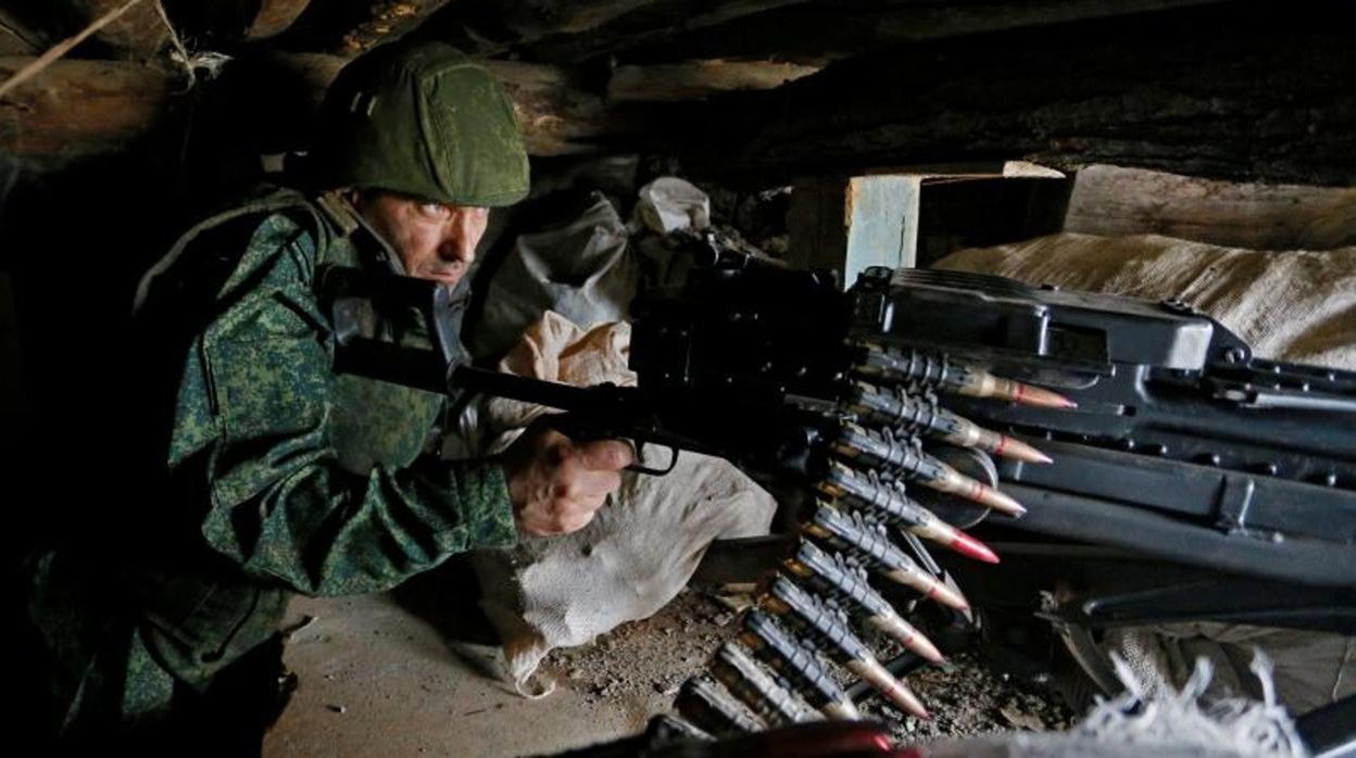 Un miliciano de la autoproclamada República Popular de Lugansk apunta con su arma a las fuerzas ucranianas