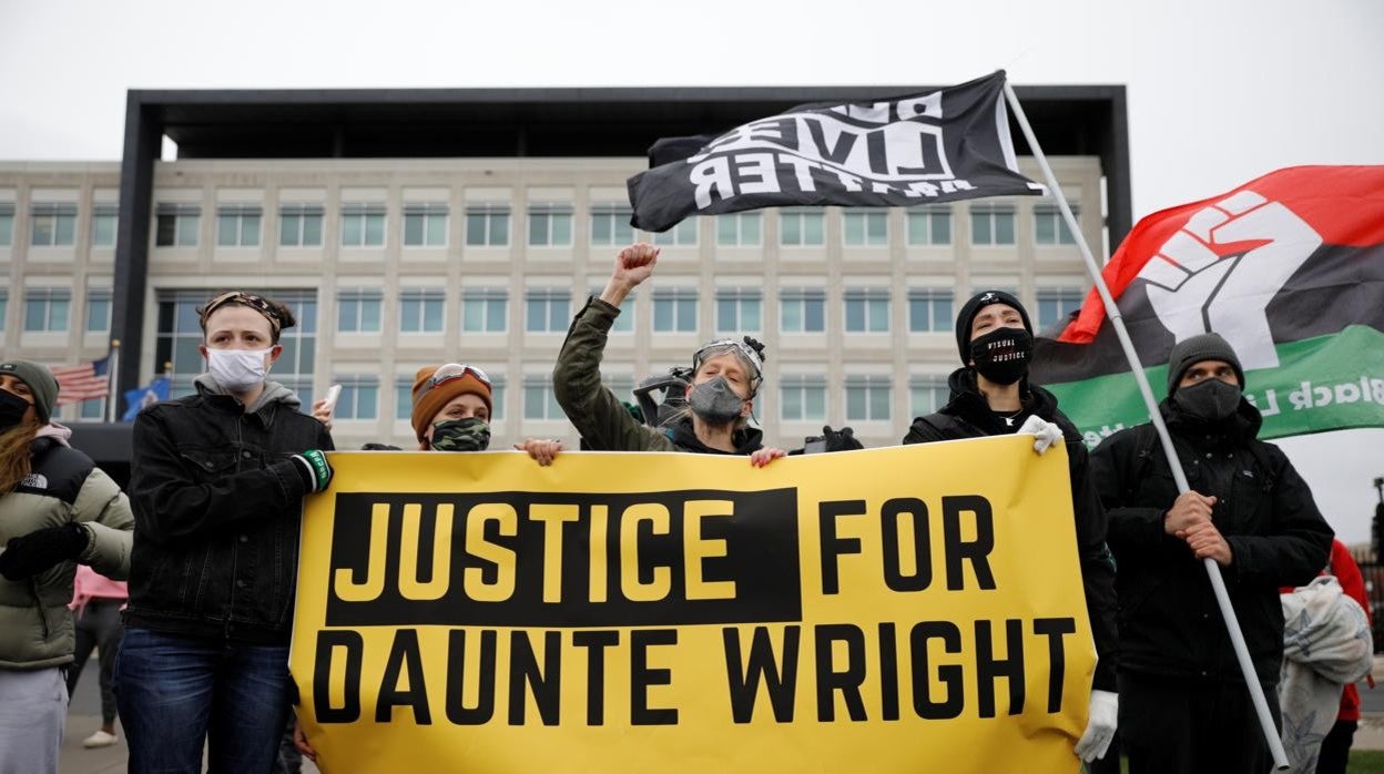 Manifestantes sostienen una pancarta que dice: «Justicia para Daunte Wright»