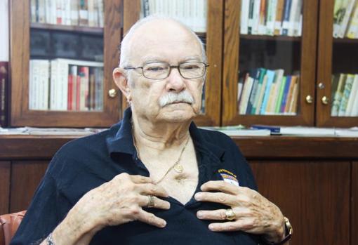 Jorge Gutiérrez Izaguirre, el Sheriff, muestra el orificio que le dejó la bala que le atravesó el pecho el 19 de mayo de 1961