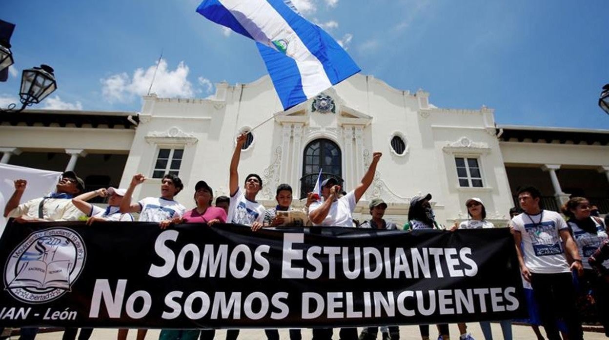Estudiantes nicaragüenses en León, una de las ciudades donde prendieron con más fuerza las protestas, marchan por la «autonomía universitaria». La UNAN-León ha sido el segundo centro con más expulsados
