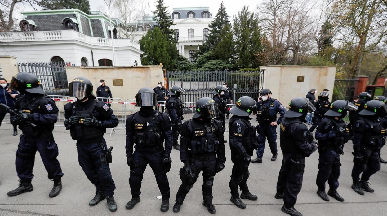 Agentes de policía se encuentran frente a la Embajada rusa en Praga durante una protesta por la acusación de espionaje