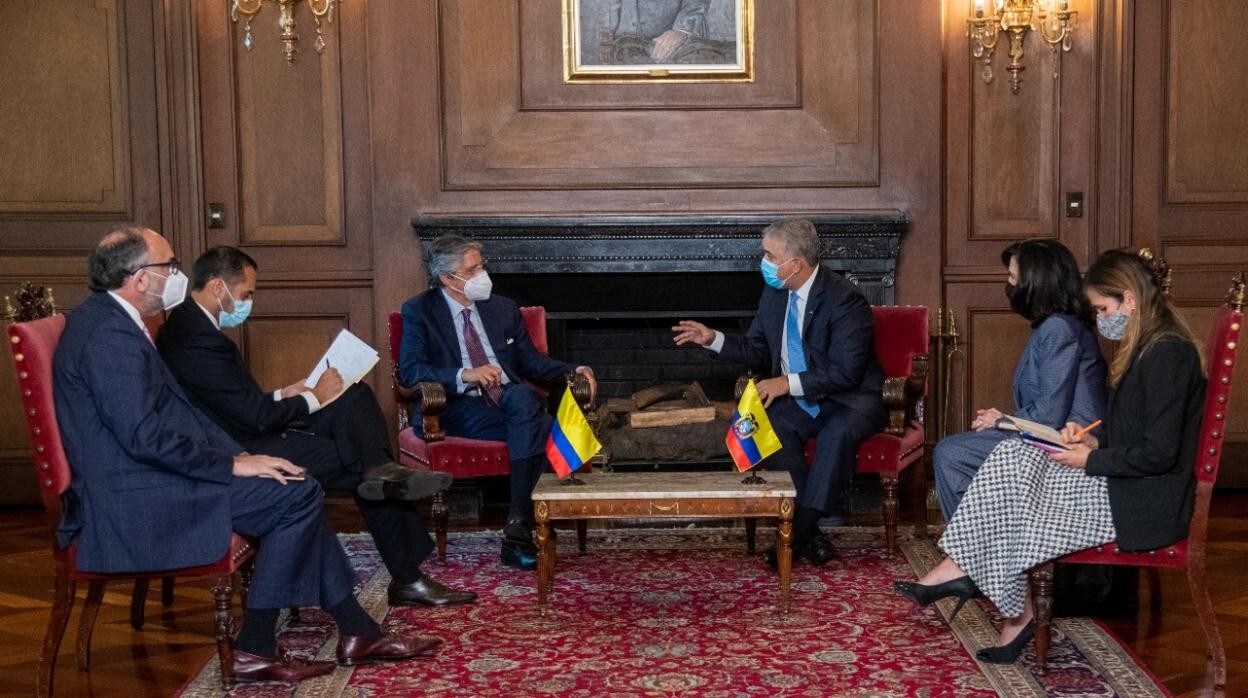 En cuentro de Guillermo Lasso (izquierda) con el presidente colombiano, Iván Duque, ayer en el Palacio de Nariño