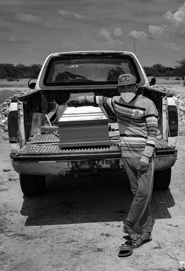 Willy José Sanchez, 28 años y natural de Falcón Venezuela, espera junto al cadáver de una mujer venezolana