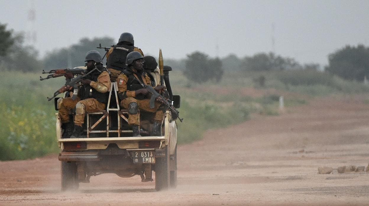 Una patrulla de fuerzas de seguridad de Burkina Faso cerca de Uagadugú
