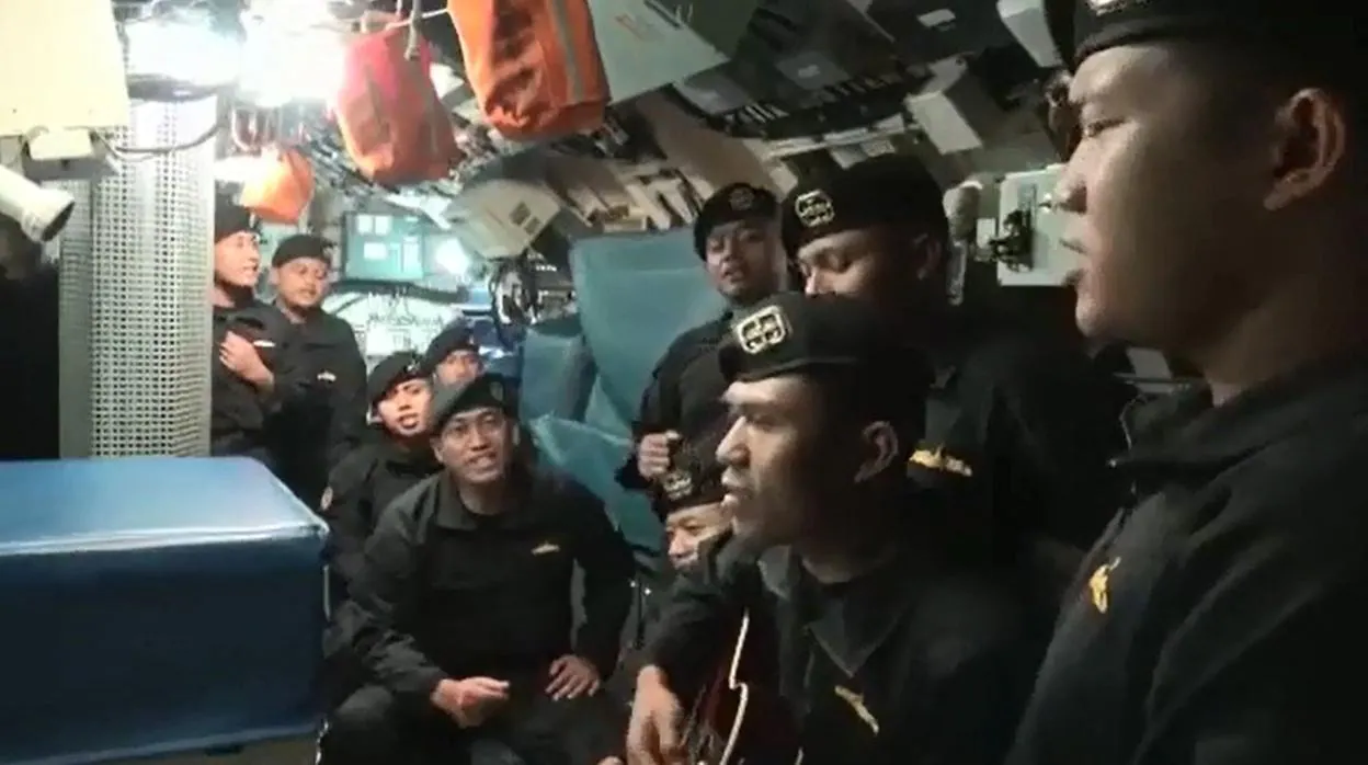 Un vídeo de los marineros del submarino hundido cantando emociona a Indonesia