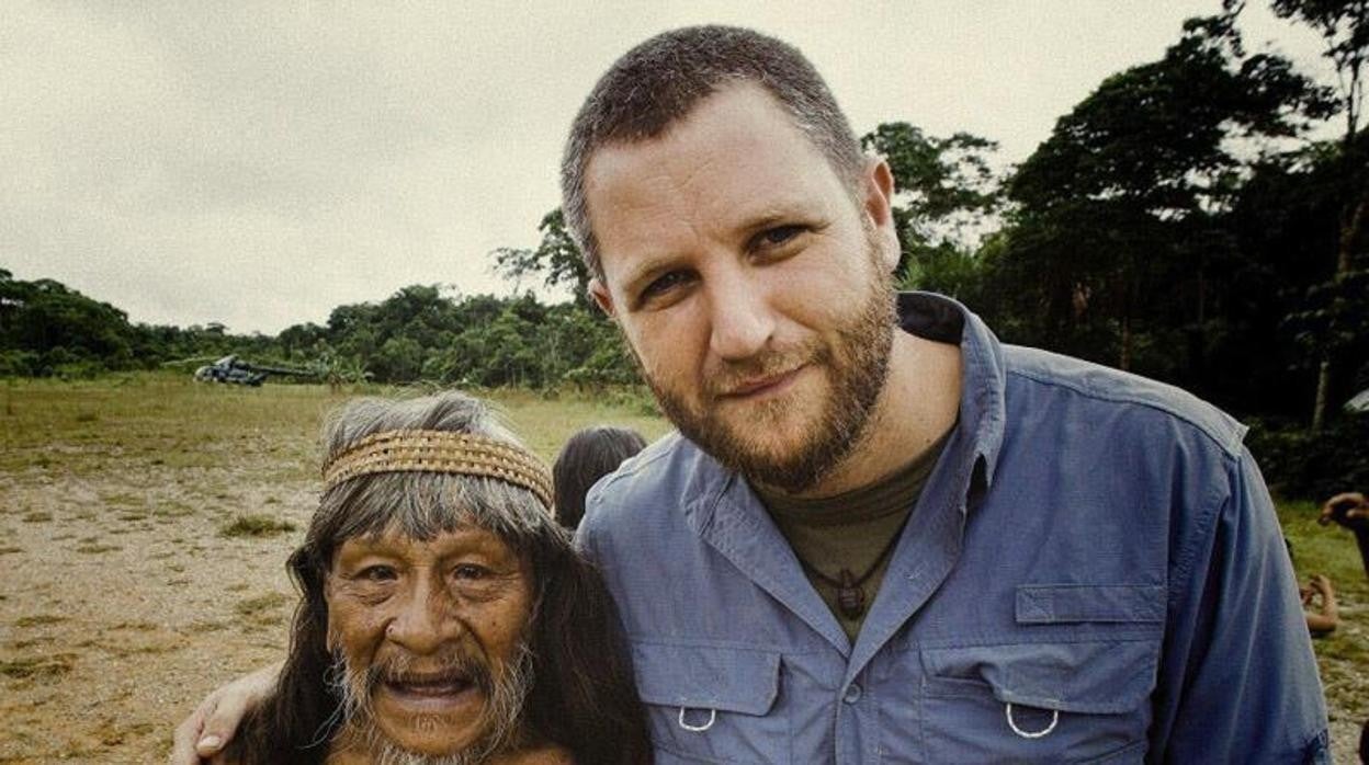 David Beriain, con un indígena huaorani en la selva amazónica
