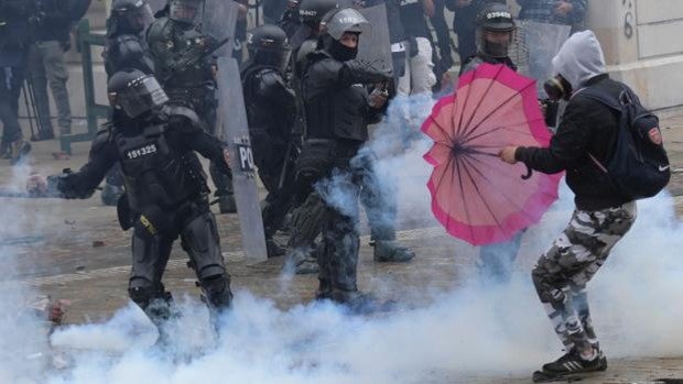 Dos muertos y casi un centenar de policías heridos en las protestas en Colombia por la reforma tributaria