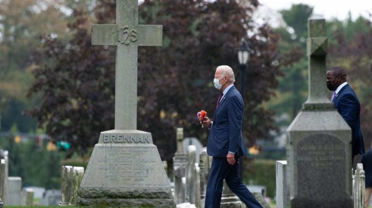 El presidente Biden sale de la iglesia católica de Wilmington