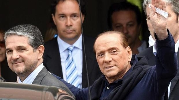 Berlusconi, acosado por la justicia, abandona el hospital tras pasar más de 20 días ingresado
