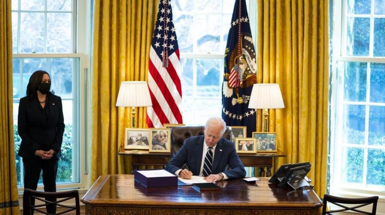 El presidente de EE.UU. Joe Biden firma el multimillonario plan de rescate ante el Covid-19 bajo la atenta mirada de la vicepresidenta Kamala Harris