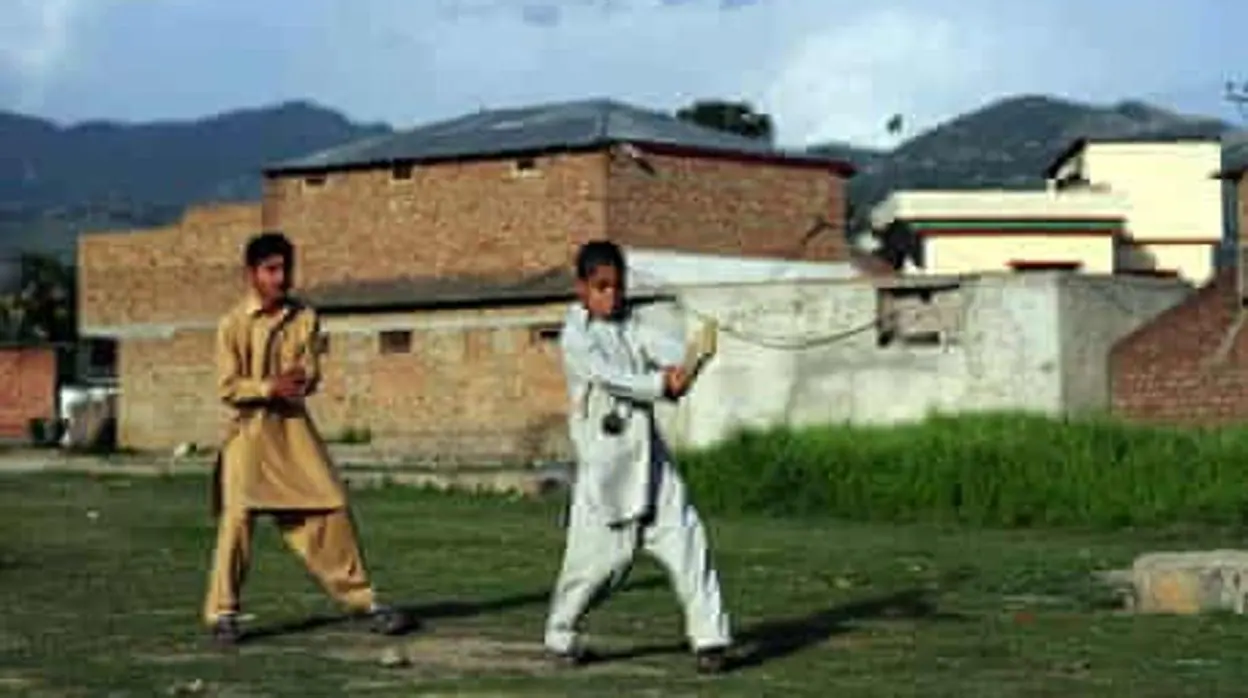 Niños jugando al cricket cerca de donde vivió Osama Bin Laden