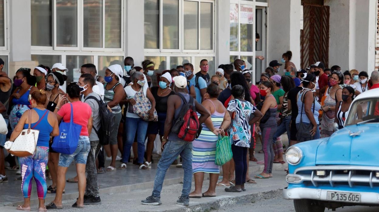Cubanos hacen cola en un mercado, en La Habana