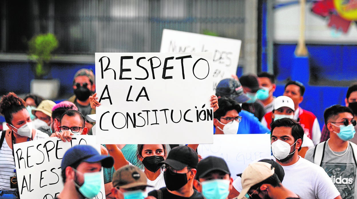 Protesta en San Salvador contra la decisión de Bukele contra el poder judicial