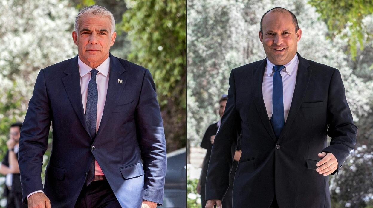 El líder de Yesh Atid, Yair Lapid y el líder de Yamina, Naftali Bennet llegan a la residencia del presidente israelí