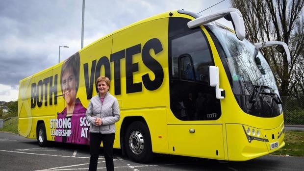 Sturgeon roza la mayoría absoluta en Escocia pero Johnson advierte que no habrá otro referéndum