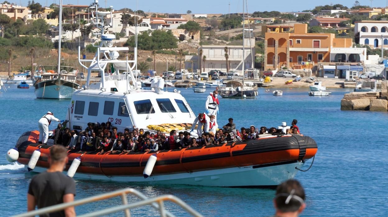 Un bote de búsqueda y rescate acerca a tierra a los inmigrantes que han llegado a Lampedusa