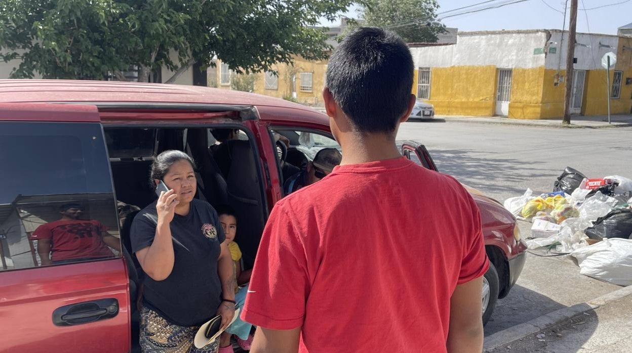 El menor Alfredo G., de 17 años, con su madre