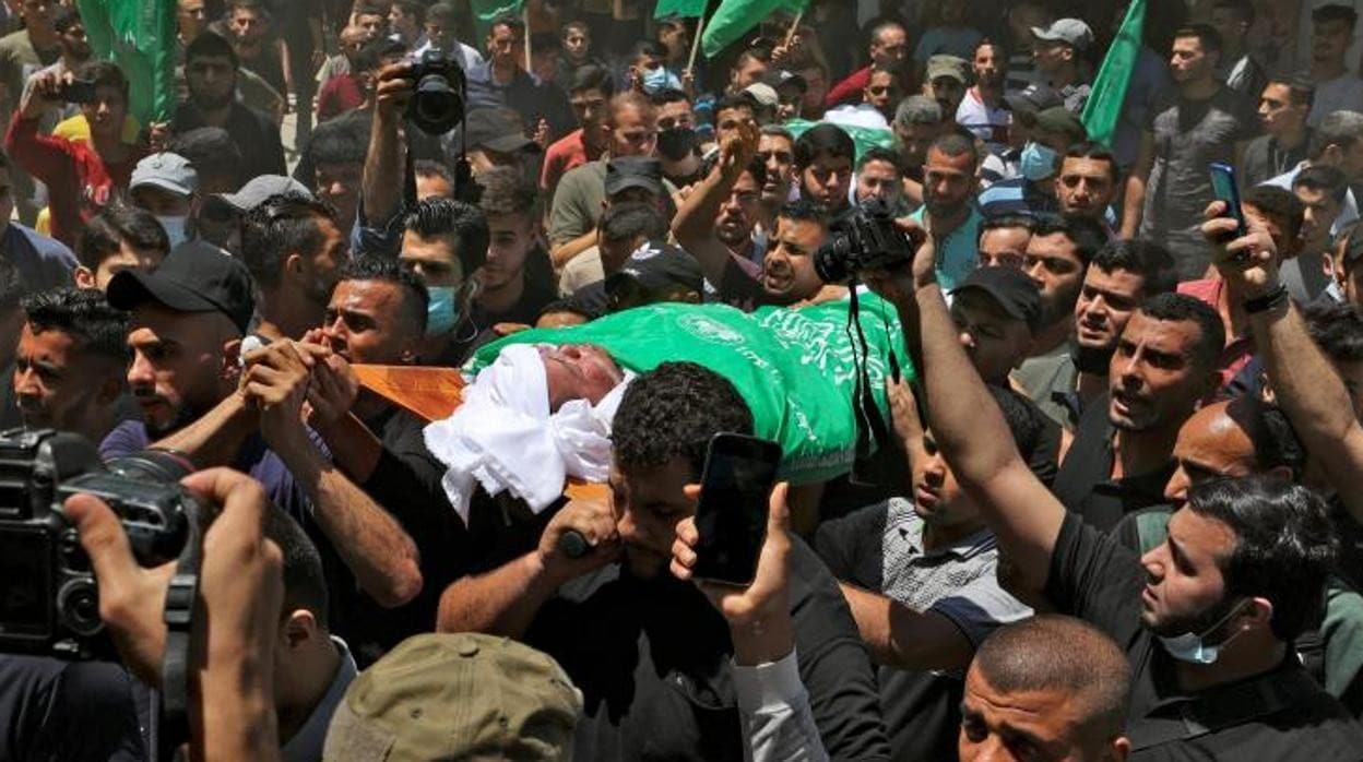Los palestinos llevan el cuerpo del jefe militar de Hamas, Bassem Issa