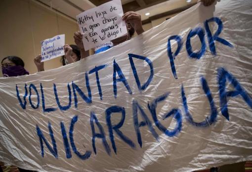 Jóvenes protestan en demanda de unidad de las fuerzas políticas durante una conferencia de prensa esta semana en Managua