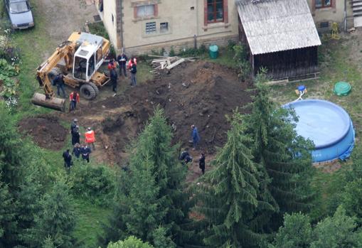 Los investigadores de Policía buscan los cuerpos de las víctimas en su castillo 'Sautou' en 2004