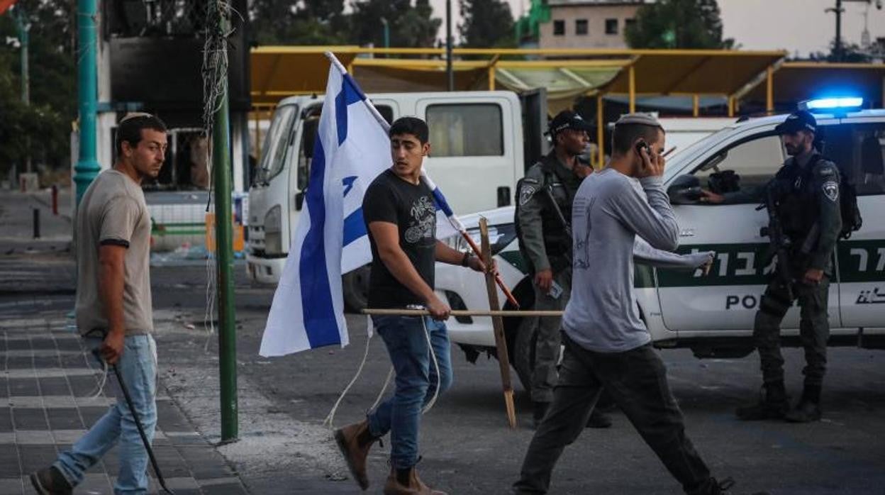 Grupos derechistas israelíes marchan en la ciudad mixta de Lod/ Vídeo: Israel lanza un nuevo ataque aéreo contra el norte de la Franja de Gaza