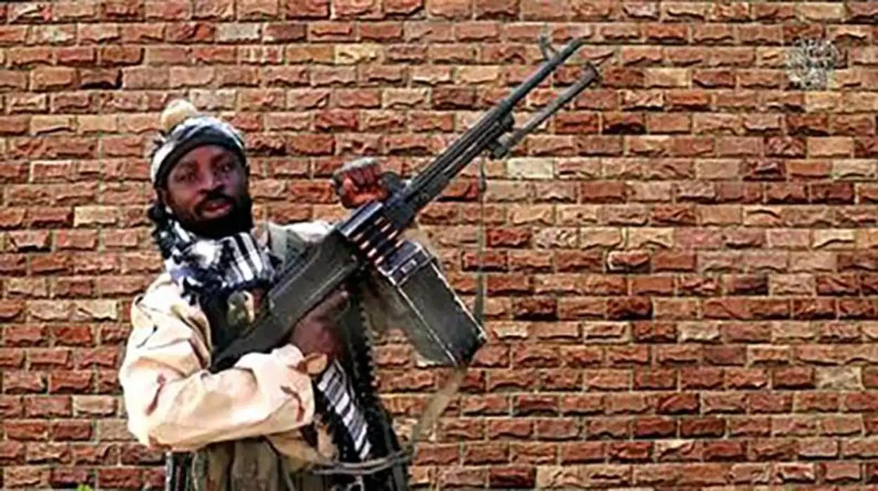 Abubakar Shekau, líder de Boko Haram, sosteniendo una ametralladora en 2018