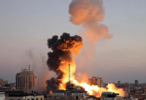 Humo tras un ataque aéreo israelí a un edificio vinculado al movimiento Hamás, el complejo Ansar