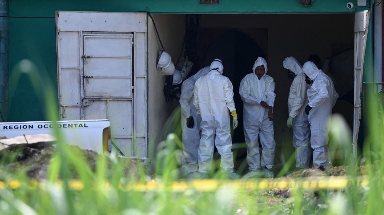 El equipo de forenses realizando las excavaciones en la casa del expolicía