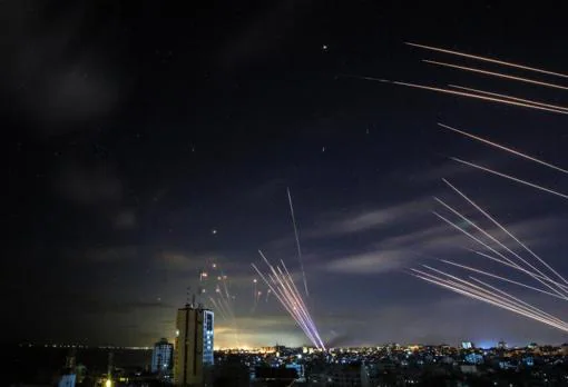 La cúpula de hierro intercepta cohetes disparados por Hamás hacia el sur de Israel