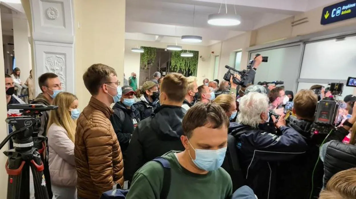 Mantas, un pasajero lituano, habla con los medios de comunicación después de llegar al aeropuerto de Vilnius