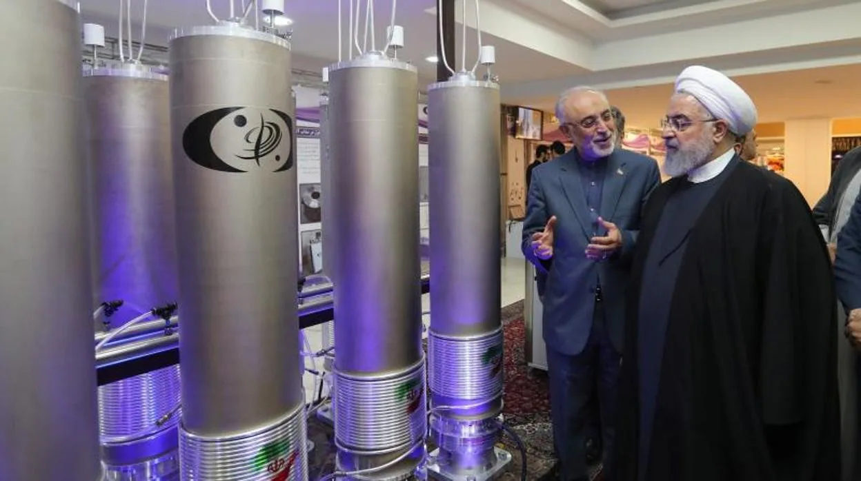 El presidente iraní, Hasán Rohani, en una visita a la organización de tecnología nuclear Ali Akbar Salehila en 2019