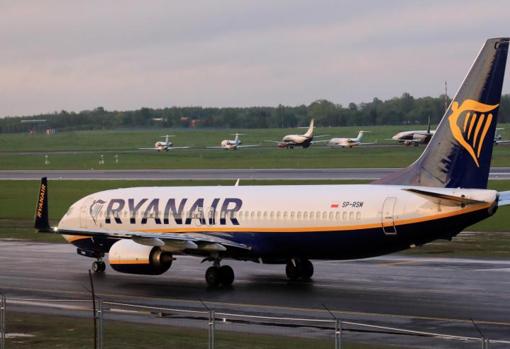 Un Boeing 737-800 de Ryanair aterriza en el Aeropuerto Internacional de Vilnius
