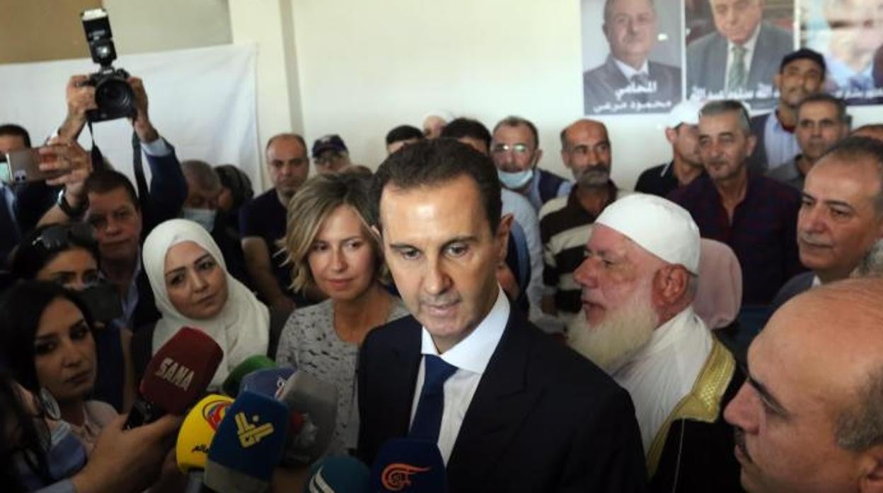 El presidente sirio Bashar Assad y su esposa Asma conversan con los medios de comunicación