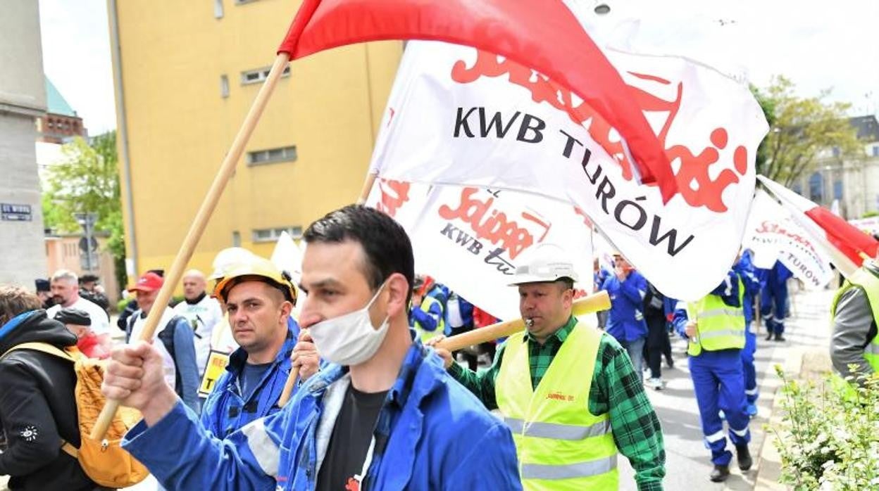 Los trabajadores de la mina de lignito Turów asisten a una protesta frente a las oficinas del Parlamento Europeo