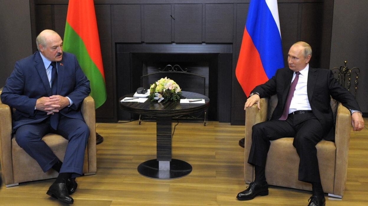 El presidende Lukashenko (izquierda) y su homólogo ruso, Vladimir Putin, este viernes en Sochi