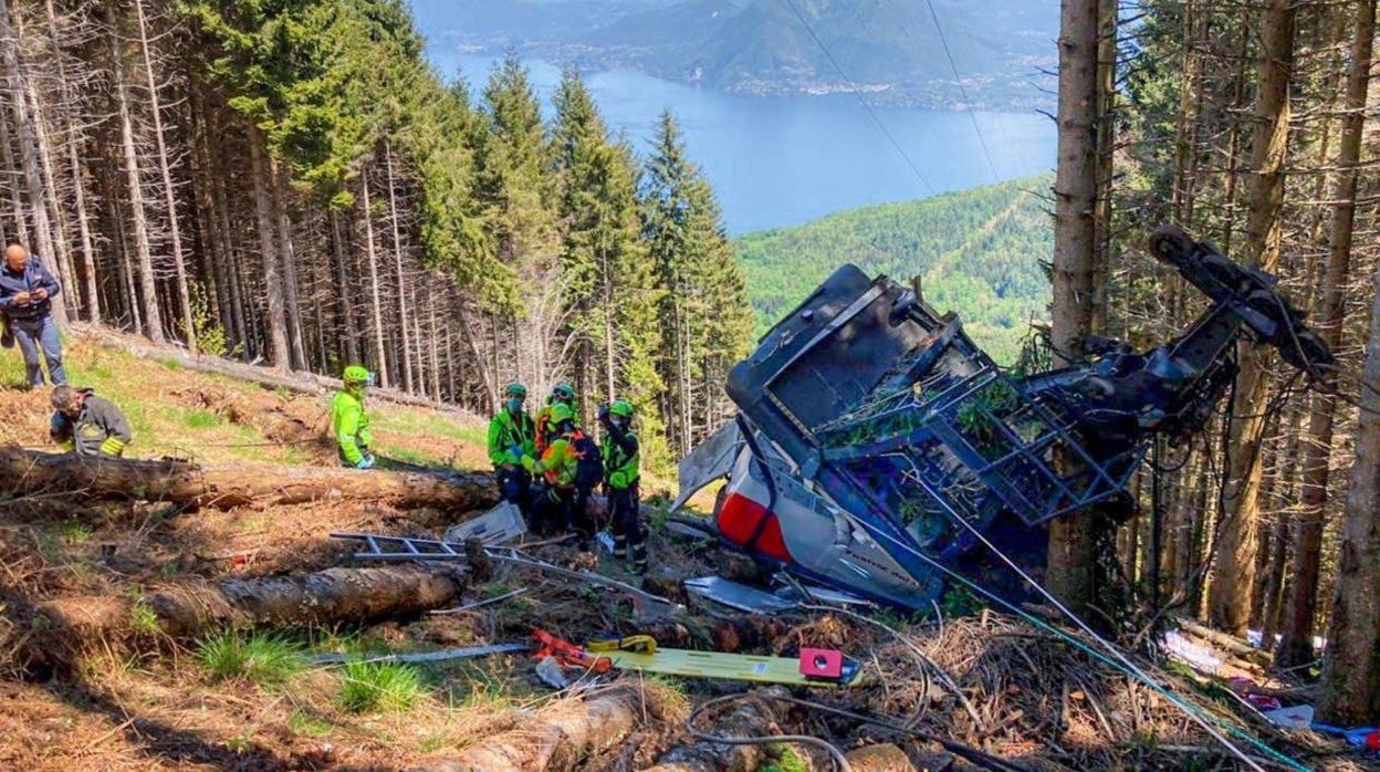 Estado en que quedó la cabina del teleférico tras precipitarse al suelo