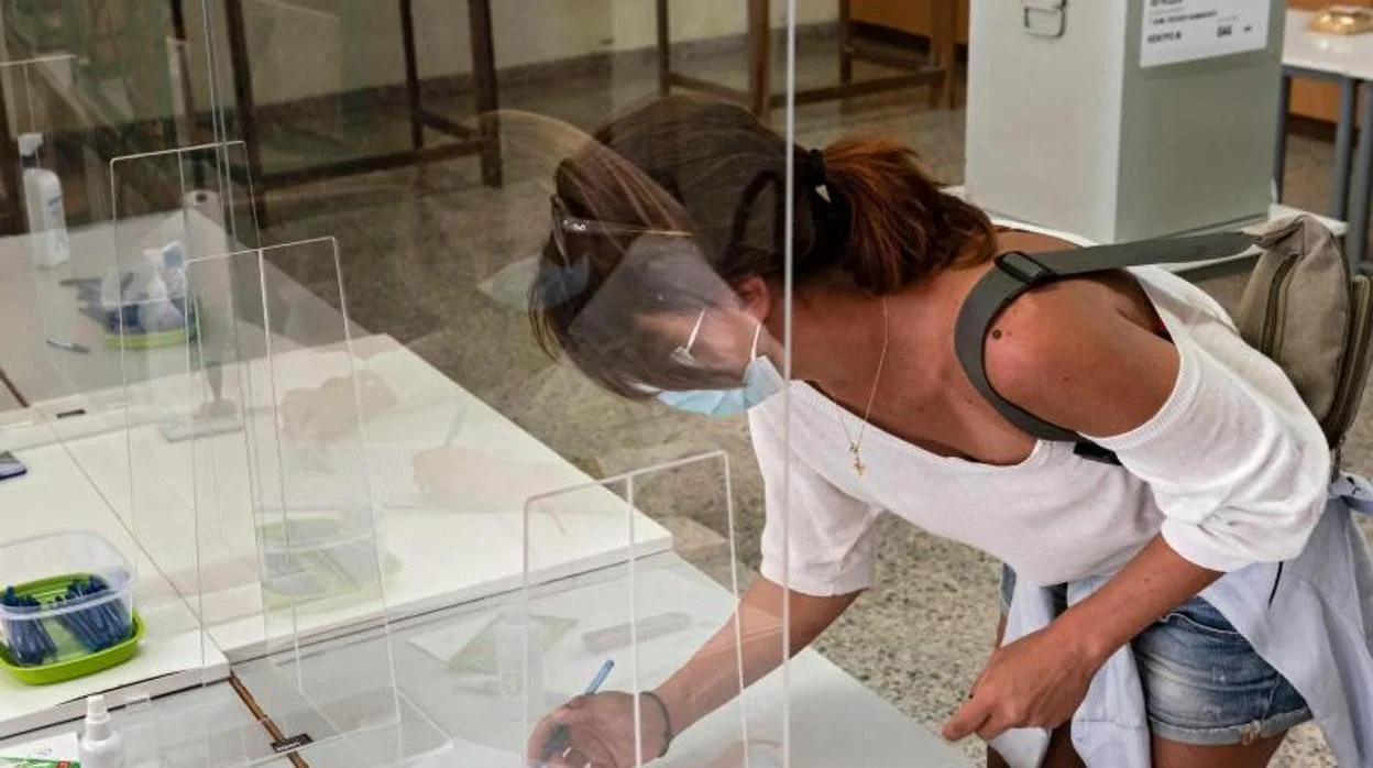 Una mujer vota en Nicosia