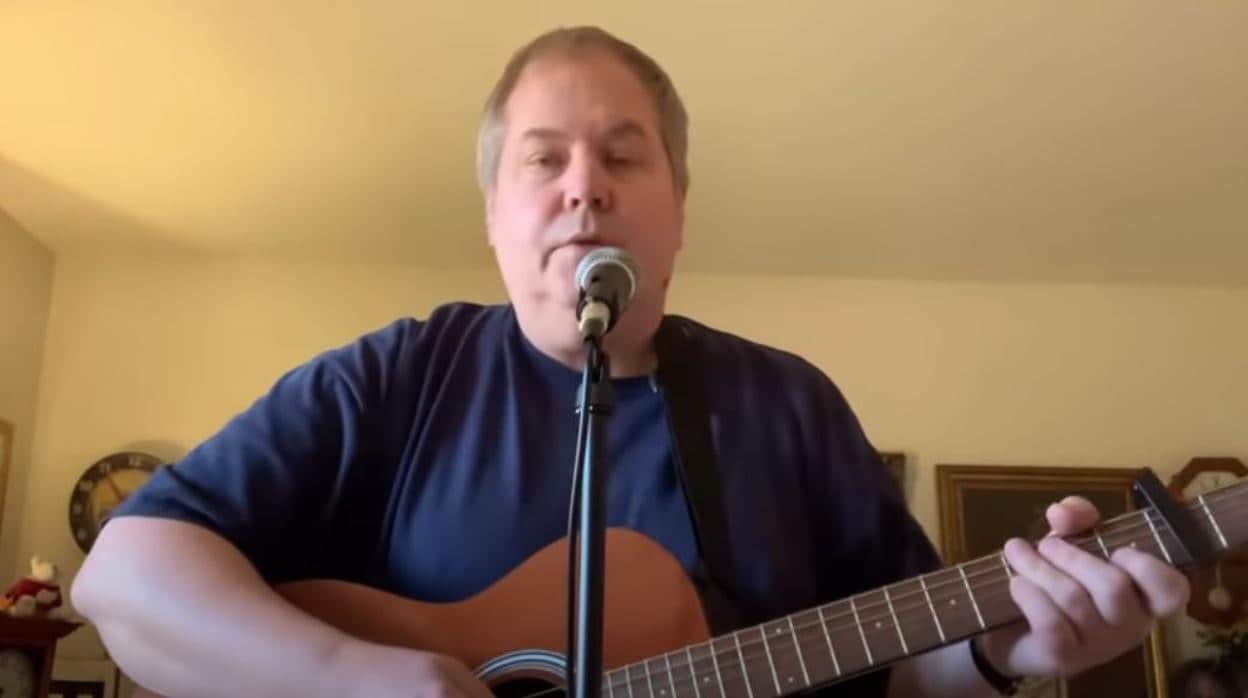 John Hinckley canta canciones por su canal de Youtube